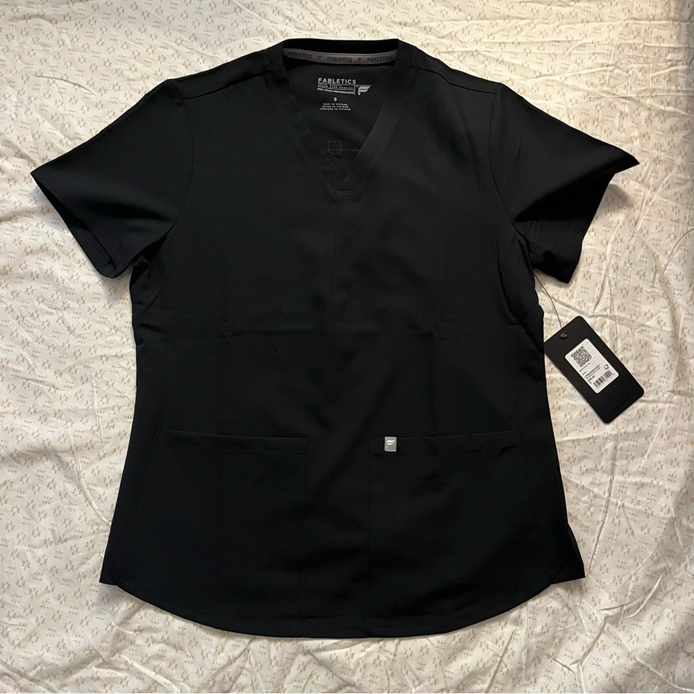 Fabletics Black Method Women’s 2-Pockrt Scrub Top - image 1